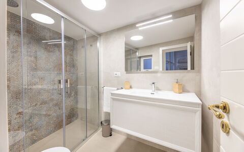 Corte Tiso: Armatur, Zapfhahn, Gebäude, Badezimmer, Fenster, Interior Design, Spiegel, Sinken, Installation