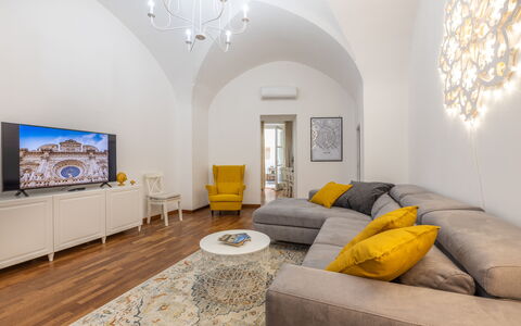 Corte Tiso: Couch, Möbel, Eigentum, Tabelle, Bilderrahmen, Komfort, Interior Design, Holz, Beleuchtung, Gebäude