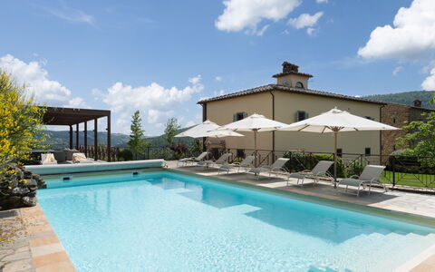Villa Castelluccio - Arezzo, Toscana: Himmel, Wasser, Wolke, Pflanze, Schwimmbad, Azurblau, Schatten, Baum, Freizeit, Gartenmöbel