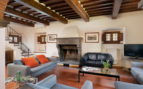 Villa Castelluccio - Arezzo, Toscana: Couch, Eigentum, Tabelle, Möbel, Bilderrahmen, Holz, Wohnzimmer, Interior Design, Beleuchtung, Studio Couch