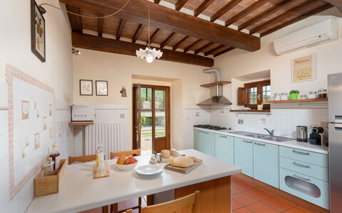 Villa Castelluccio - Arezzo, Toscana: Eigentum, Cabinetry, Countertop, Fenster, Holz, Schublade, Interior Design, Tabelle, Gebäude, Küche