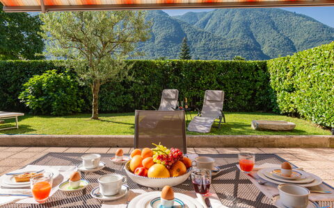 Stazione: Geschirr, Pflanze, Tabelle, Eigentum, Möbel, Essen, Dishware, Stuhl, Blume, Textil