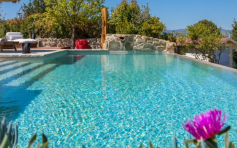 Casa Vacanze Paradiso: Wasser, Blume, Pflanze, Himmel, Schwimmbad, Azurblau, Natur, Baum, Natürliche Landschaft, Gewässer