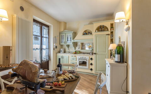 Casa Vacanze Paradiso: Eigentum, Möbel, Fenster, Interior Design, Beleuchtung, Holz, Haushaltsgerät, Küche, Wohnzimmer, Gelb