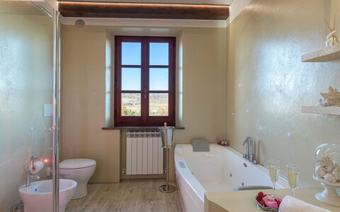 Casa Vacanze Paradiso: Eigentum, Badewanne, Armatur, Sinken, Fenster, Zapfhahn, Holz, Badezimmer, Interior Design