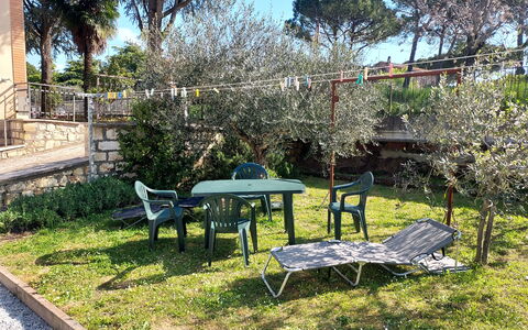 Casa Della Selce: Pflanze, Möbel, Tabelle, Himmel, Stuhl, Tisch Im Freien, Baum, Gartenmöbel, Schatten, Freizeit