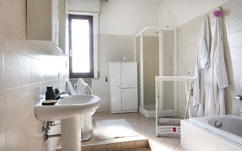 Casa Della Selce: Spiegel, Armatur, Zapfhahn, Sinken, Badezimmer, Badewanne, Tür, Gebäude, Holz