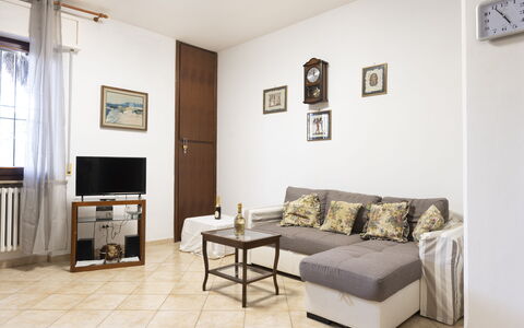 Casa Della Selce: Bilderrahmen, Eigentum, Couch, Möbel, Interior Design, Beleuchtung, Vorhang, Holz, Wohnzimmer, Fussboden