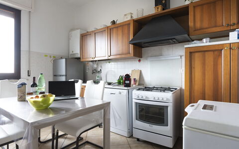 Casa Della Selce: Eigentum, Cabinetry, Weiss, Countertop, Küchengerät, Herd, Küche, Fenster, Haushaltsgerät, Gasherd