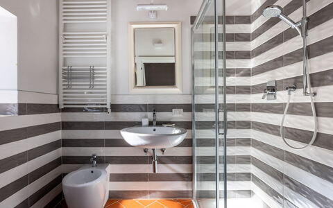 Casa Bosco D'arte Holiday Home , Greve In Chianti,: Flooring, Armatur, Fussboden, Interior Design, Badezimmer, Installation, Toilette, Fliese, Decke