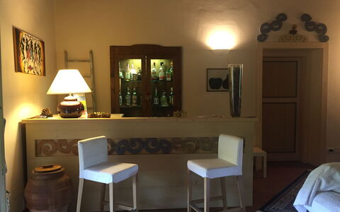 Villa Fulvia: Bilderrahmen, Möbel, Eigentum, Tabelle, Komfort, Holz, Beleuchtung, Gebäude, Interior Design, Die Architektur