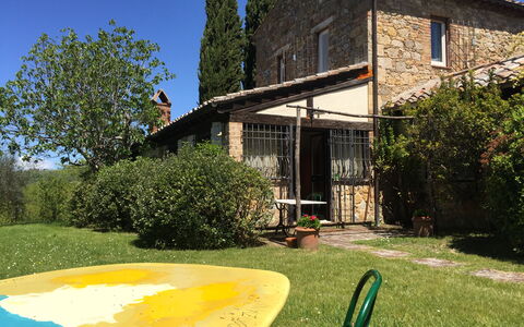 Villa Fulvia: Pflanze, Himmel, Eigentum, Gebäude, Fenster, Baum, Haus, Schatten, Grundstueck, Gras