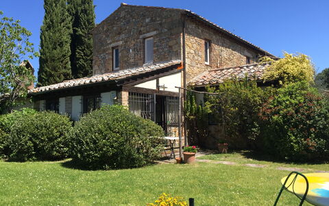 Villa Fulvia: Pflanze, Himmel, Gebäude, Fenster, Botanik, Baum, Grundstueck, Haus, Gras, Hütte