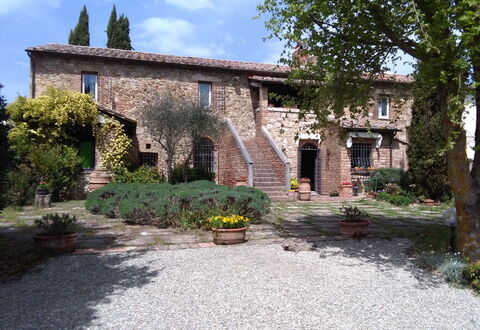 Villa Fulvia: Pflanze, Himmel, Fenster, Wolke, Gebäude, Baum, Haus, Strassenbelag, Wohngebiet, Hütte