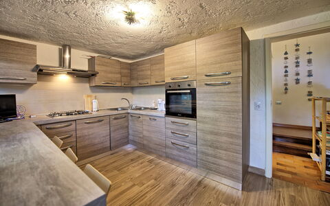 Le Dune: Cabinetry, Eigentum, Countertop, Küche, Interior Design, Holz, Haushaltsgerät, Herd, Küchengerät, Fussboden