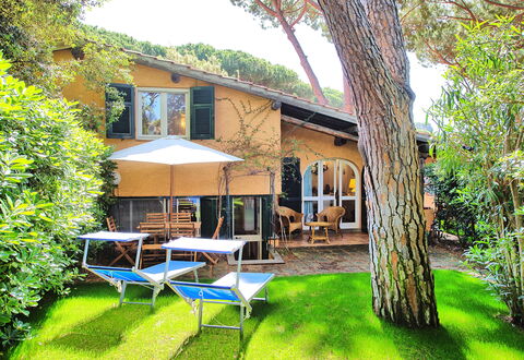 Le Dune: Pflanze, Eigentum, Gebäude, Fenster, Baum, Himmel, Schatten, Stuhl, Gartenmöbel, Regenschirm