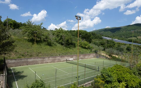 Villa Olivi - Subbiano, Toscana, Pool And Nature: Wolke, Himmel, Grundstueck, Sportausrüstung, Zaun, Gras, Freizeit, Landschaft, Baum, Tennisplatz