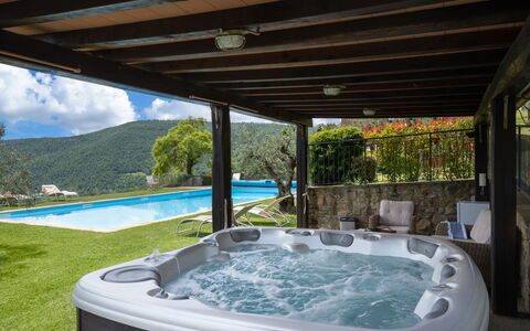 Villa Olivi - Subbiano, Toscana, Pool And Nature: Wasser, Pflanze, Eigentum, Badewanne, Schwimmbad, Gebäude, Azurblau, Schatten, Interior Design, Jacuzzi