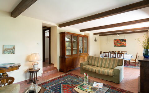 Villa Olivi - Subbiano, Toscana, Pool And Nature: Tabelle, Eigentum, Möbel, Couch, Zimmerpflanze, Bilderrahmen, Holz, Pflanze, Wohnzimmer, Interior Design