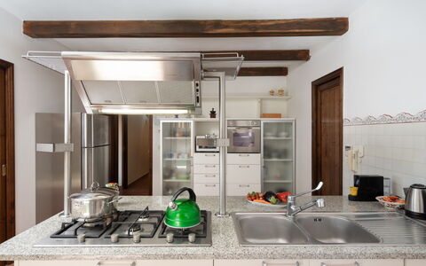 Villa Olivi - Subbiano, Toscana, Pool And Nature: Countertop, Cabinetry, Zapfhahn, Gebäude, Sinken, Küche, Armatur, Tür, Herd, Flooring
