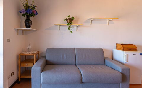 Niki: Möbel, Couch, Wand, Interior Design, Holz, Flooring, Zimmer, Fussboden, Wohnzimmer, Wohnung