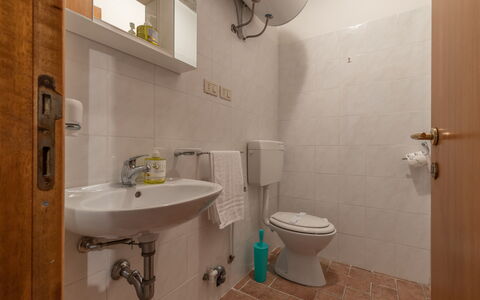 Casa Tramonti: Spiegel, Sinken, Armatur, Eigentum, Zapfhahn, Gebäude, Bad Sink, Lila, Badezimmer, Interior Design