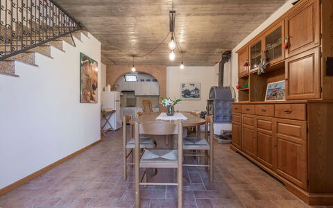 Casa Tramonti: Eigentum, Cabinetry, Möbel, Tabelle, Holz, Schublade, Stuhl, Interior Design, Flooring, Fussboden