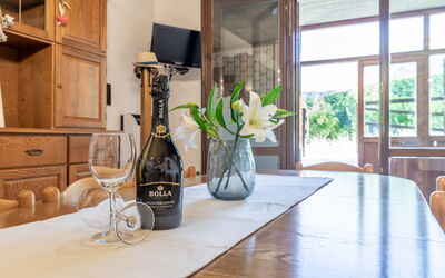 Casa Tramonti: Tabelle, Möbel, Eigentum, Pflanze, Cabinetry, Flasche, Gebäude, Fenster, Holz, Countertop