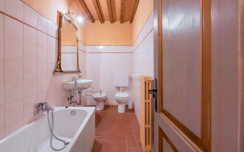 Belvedere - Falceto, Ambra, Toscana: Badewanne, Spiegel, Eigentum, Armatur, Zapfhahn, Badezimmer, Gebäude, Sinken, Interior Design, Die Architektur