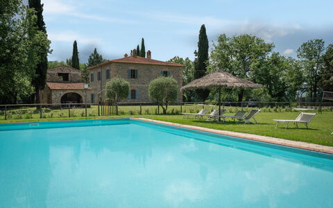 Belvedere - Falceto, Ambra, Toscana: Wasser, Pflanze, Himmel, Wolke, Eigentum, Gebäude, Schwimmbad, Baum, Haus, Schatten