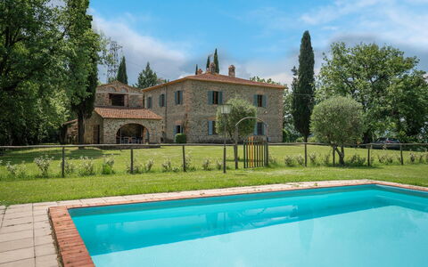 Belvedere - Falceto, Ambra, Toscana: Wasser, Wolke, Pflanze, Himmel, Eigentum, Gebäude, Natur, Grün, Baum, Schwimmbad
