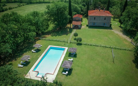 Belvedere - Falceto, Ambra, Toscana: Pflanze, Eigentum, Gebäude, Baum, Grundstueck, Urban Design, Biome, Gras, Freizeit, Landschaft