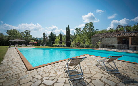 Mulino Al Suono - Badia Agnano, Toscana: Wasser, Wolke, Himmel, Schwimmbad, Pflanze, Azurblau, Baum, Gartenmöbel, Rechteck, Freizeit
