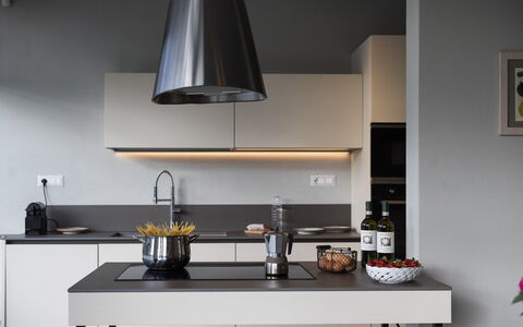Casa San Grato - Roero - Langhe, Piemonte: Eigentum, Countertop, Cabinetry, Bilderrahmen, Küche, Interior Design, Herd, Beleuchtung, Haushaltsgerät, Holz