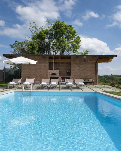 Casa San Grato - Roero - Langhe, Piemonte: Wolke, Wasser, Pflanze, Himmel, Eigentum, Gebäude, Schwimmbad, Azurblau, Baum, Schatten