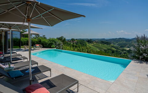 Relais Casa Clara - Roero - Langhe, Piemonte: Blau, Schwimmbad, Resort, Gartenmöbel, Sonnenliege, Eco Hotel, Landscaping, Schatten, Stuhl, Regenschirm
