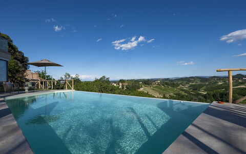 Relais Casa Clara - Roero - Langhe, Piemonte: Himmel, Wolke, Wasser, Schwimmbad, Gebäude, Azurblau, Pflanze, Gewässer, Schatten, Freizeit