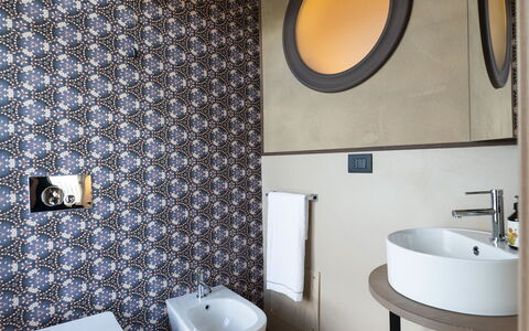 Relais Casa Clara - Roero - Langhe, Piemonte: Spiegel, Armatur, Eigentum, Zapfhahn, Bad Sink, Sinken, Badezimmer, Gebäude, Lila, Toilleten Sitz