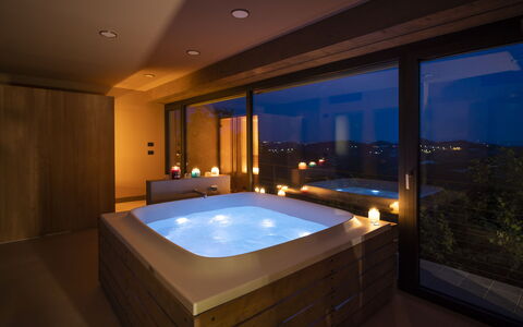 Relais Casa Clara - Roero - Langhe, Piemonte: Badewanne, Wasser, Gebäude, Azurblau, Schwimmbad, Interior Design, Jacuzzi, Fenster, Jacuzzi, Schatten