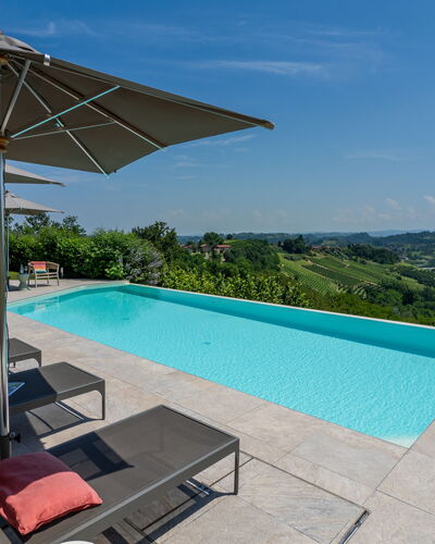 Relais Casa Clara - Roero - Langhe, Piemonte: Blau, Schwimmbad, Resort, Gartenmöbel, Sonnenliege, Eco Hotel, Landscaping, Schatten, Stuhl, Regenschirm