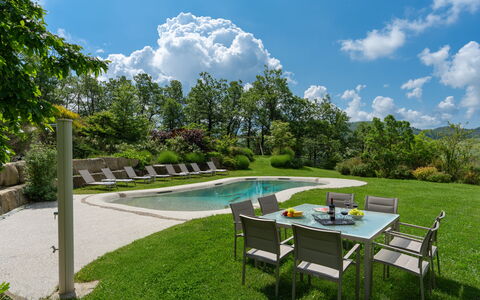 Villa Torre Delle Rose - Firenzuola, Private Pool,: Wolke, Himmel, Pflanze, Eigentum, Wasser, Tabelle, Baum, Natürliche Landschaft, Schatten, Vegetation