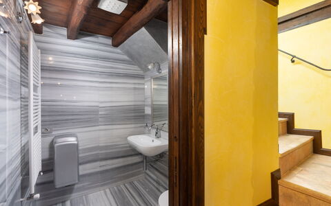 Villa Torre Delle Rose - Firenzuola, Private Pool,: Gebäude, Armatur, Holz, Sinken, Zapfhahn, Interior Design, Flooring, Fussboden, Badezimmer