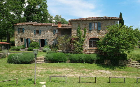 Borgo La Casina - Badia Agnano, Toscana: Pflanze, Himmel, Wolke, Fenster, Baum, Grundstueck, Gras, Natürliche Landschaft, Grundeigentum, Hütte