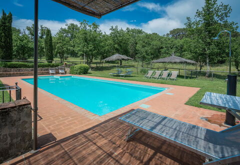 Borgo La Casina - Badia Agnano, Toscana: Wasser, Himmel, Eigentum, Pflanze, Schwimmbad, Gebäude, Wolke, Schatten, Azurblau, Baum