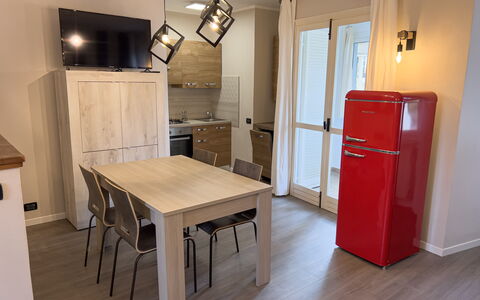 Apartment Tre - Diano Marina: Eigentum, Möbel, Tabelle, Cabinetry, Tür, Holz, Küche, Fenster, Flooring, Interior Design