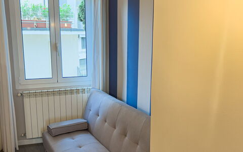 Apartment Tre - Diano Marina: Eigentum, Couch, Komfort, Holz, Interior Design, Schatten, Lampe, Flooring, Fenster, Fussboden