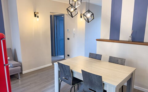 Apartment Tre - Diano Marina: Tabelle, Eigentum, Möbel, Stuhl, Holz, Interior Design, Fussboden, Flooring, Hartholz, Holzbeize