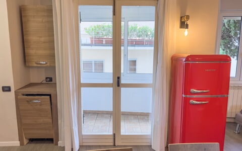 Apartment Tre - Diano Marina: Fenster, Holz, Cabinetry, Gebäude, Tür, Fussboden, Holzbeize, Flooring