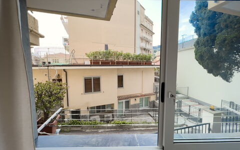 Apartment Tre - Diano Marina: Pflanze, Himmel, Fenster, Gebäude, Die Architektur, Schatten, Urban Design, Rechteck, Fassade