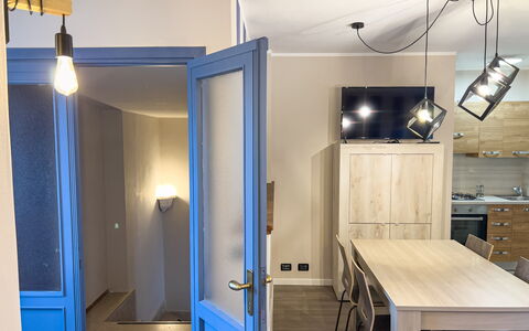 Apartment Tre - Diano Marina: Möbel, Gebäude, Tabelle, Holz, Interior Design, Fussboden, Flooring, Tür, Wand, Grundeigentum